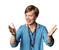 Kvinna med utsträckta armar ler